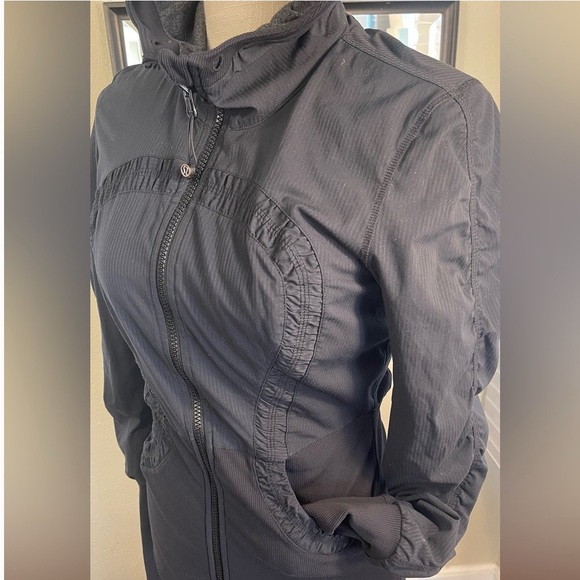 Lululemon Reversible Dance Studio Zip Up Jacket Sz 6 pre loved - Picture 3 of 13